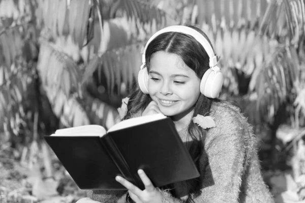视觉和音频信息。女学生学习。每天学习。女孩在秋天读书。小孩子喜欢在后院学习.孩子在看书。自我教育的概念。孩子们喜欢看书 — 图库照片