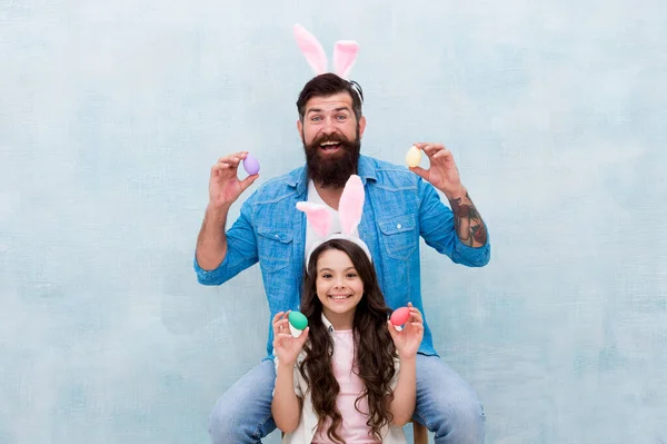 Šťastný otec a dcera slaví Velikonoce. Veselé Velikonoce. Malá holka nosí s tátou legrační králičí uši. rodina začala lovit velikonoční vajíčka. jarní prázdniny. králičí rodinná párty — Stock fotografie