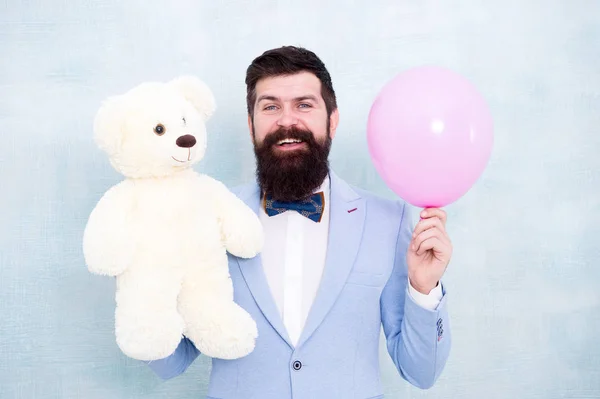 Celebra o amor. Dia dos Namorados. Homem romântico com ursinho de pelúcia e balão de ar esperando namorada. Um presente romântico. Macho pronto encontro romântico. O homem usa gravata de smoking. Dia das mulheres. Saudações 8 março — Fotografia de Stock