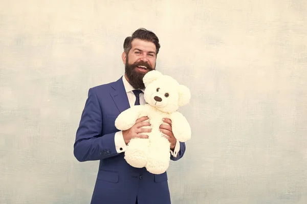 Geven is plezier. Valentijnsdag verrassing. Speel met speelgoed. Romantisch cadeau. Een man draagt smoking stropdas met zacht speelgoed. Internationale vrouwendag. Verrassing zal haar hart doen smelten. Romantische teddybeer verrassing — Stockfoto