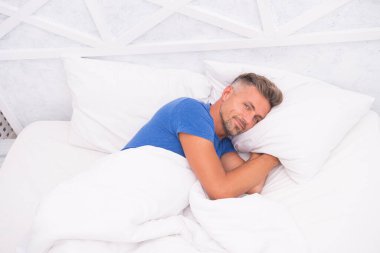 Yakışıklı adam yatakta yatıyordu. Benim için yatak. Genç adam yatakta uyuyor. Dinlenmem lazım. Sabah ilham geldi. Güne burada başladığımız için şanslıyız. Sabah erkenden. Uykulu adam yatak odasında. Uyan Uykucu.