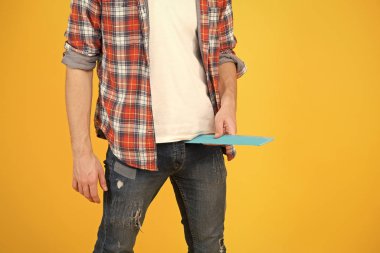 Karışık saç için tarak. Geniş tarak. Erkeklerin elinde plastik tarak. Kuaför salonu. Güzellik salonu için kuaför aleti. Savaş saçı. Profesyonel ekipmanlar. Berber dükkanı. Saç şekillendirmek için tarak aksesuardır.