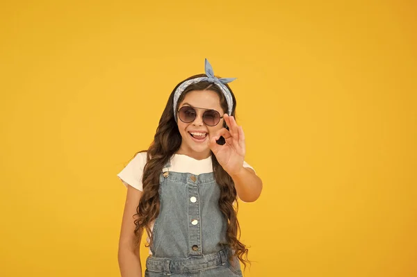 Alright. Zomer vakantie concept. Meisje lang krullend haar zonnebril gebonden hoofddoek. Kids kledingboetiek. Zomer accessoires. Vakantie modus aan. Zomer trend. Kleine Fashionista. Schattig Kid Fashion Girl — Stockfoto