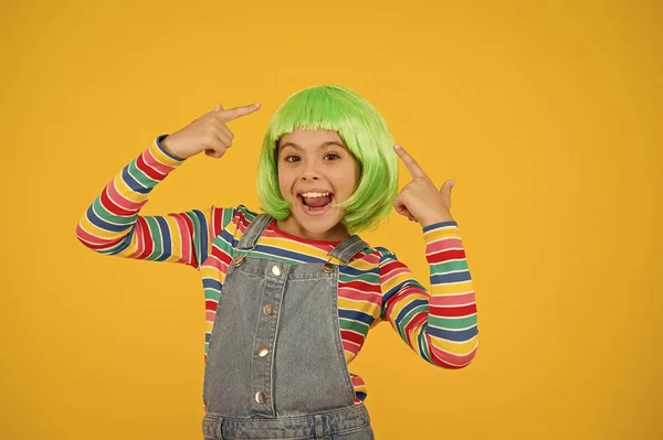 Clipe colorido em extensões de cabelo. Muda de cor. Pigmento cabelo tingido. Liberdade de expressão. Tendência de cabelo fantasia. Menina com penteado vibrante brilhante. Conceito de peruca artificial. Creme de cor semi permanente — Fotografia de Stock