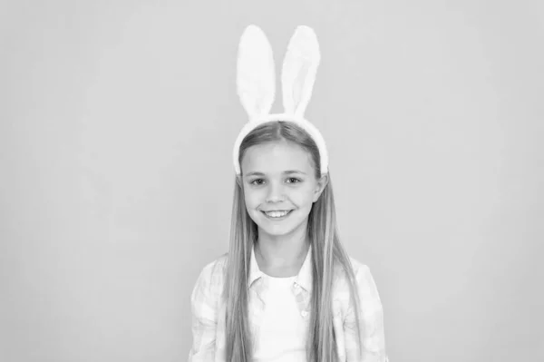 Letar påsk top notch. Små flickor i easter bunny stil. Söt liten flicka bär bunny öron pannband. Modeaccessoar för påsk maskerad. Ser ganska i easter bunny klädsel — Stockfoto