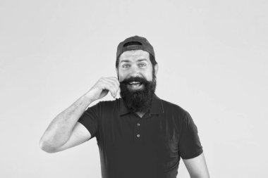 Saçın için en iyi şampuan. Sakallı kırmızı şapkalı adam. Erkek yaz modası. Berber salonu ve sakal bakımı. Son moda ve acımasız olmak. İnsanın moda portresi. Gülümseyen olgun hippi sarı arka plan