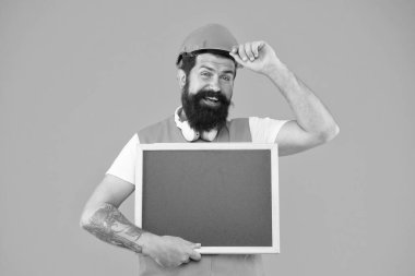 Miğferli miğfer. Su borularını kurun ve tamir edin. Erkek başlığında karatahta kopyalama alanı var. Hizmet duyurusu. Foreman İnşaat Konsepti. İşçi sakallı yüz.