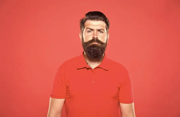 A contratar barbeiro. Carreira de barbeiro. Salão de barbeiro. Homem hipster barbudo com barba longa e bigode no fundo vermelho. Penteado é tipo arte. Hipster bem preparado. Conceito de barbearia. Cuidados com o cabelo facial — Fotografia de Stock