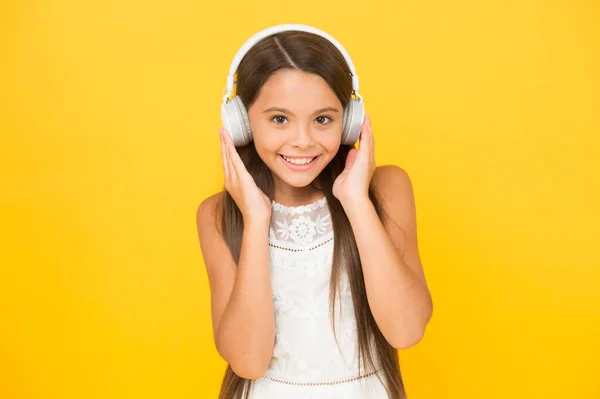 Escuchando música. Niña con auriculares. Ella es feliz con la música. Concepto de tecnologías modernas. sintiéndome tan emocionada. chica feliz en los auriculares. Juguemos. escuela e-learning class — Foto de Stock