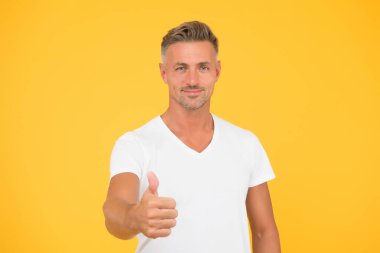 Sorunların üstesinden gel. Orta yaş krizi erkekleri etkiliyor. Kişinin yaşlanmasına neden olan olayların neden olduğu psikolojik bir kriz. Orta yaş krizi hayatı değiştiriyor. Olgun bir adam. Büyük bir değişiklik yapmalıyız.