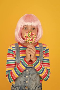 Anime kongresi. Tatlı bir hayat. Anime cosplay parti konsepti. Mutlu küçük kız. Anime hayranıyım. Canlı karakter fantastik temalar. Modern çocukluk. Lolipop yiyen yapay saç modeli ile Çocuk