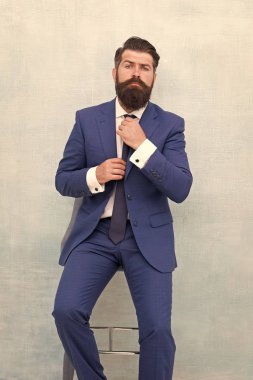 Gerçekten mükemmel. Terzi kıyafeti. Moda dükkanı. Kiralık kıyafet servisi. Zarif moda kıyafeti. Centilmen modern tarz. Yakışıklı, maço bir adam smokin giyer. Moda kıyafetleri. Modern trend. Kendinden emin.