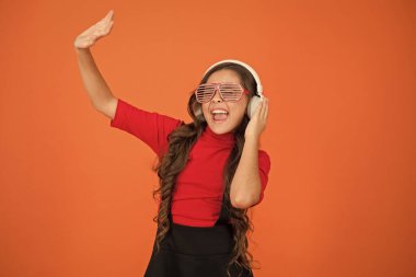 En sevdiği şarkıyla dans ediyor. Okul radyosu DJ 'liği. Küçük mutlu kız kulaklıkla müzik dinliyor. Parti gözlüklü komik çocuk. Eğlenme zamanı. Modern çocuk müzikten hoşlanıyor. Şık ve kendinden emin hissediyorum.