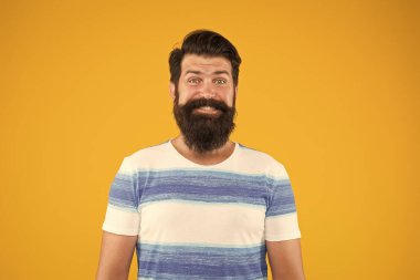 Parti eğlencesi. Deniz tatil köyü. Yaz mevsimi en iyisidir. Okyanus gezisi. Sakallı hippi sarı duvar. Sakallı, olgun, vahşi bir adam. Erkek modası. Berber dükkanı konsepti. Yaz tatili başladı. Neşeli denizci.