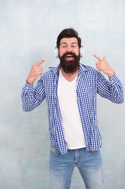 Müzik beni seçti. Rahatlama zamanı. İlham dolu. Yaratıcı ve şık kal. Kulaklık takan mutlu vahşi erkek. Yazın çalma listesi havası. Dışarıda müzik dinleyen kulaklıklı yakışıklı bir adam. Ben en iyisiyim.