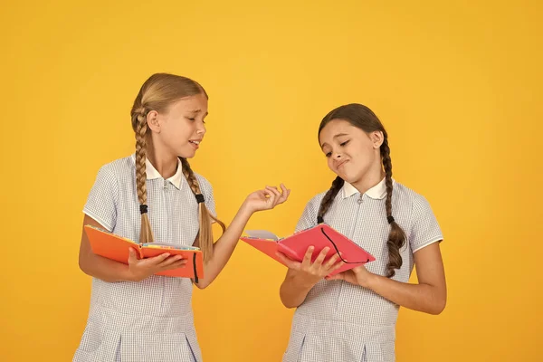 Je lis des livres. Lecture et répétition. Petits enfants tenant des livres fond jaune. Un intérêt sincère. Petites filles avec encyclopédie ou livres pour enfants. Bibliothèque scolaire. Livres éducatifs pour l'école — Photo