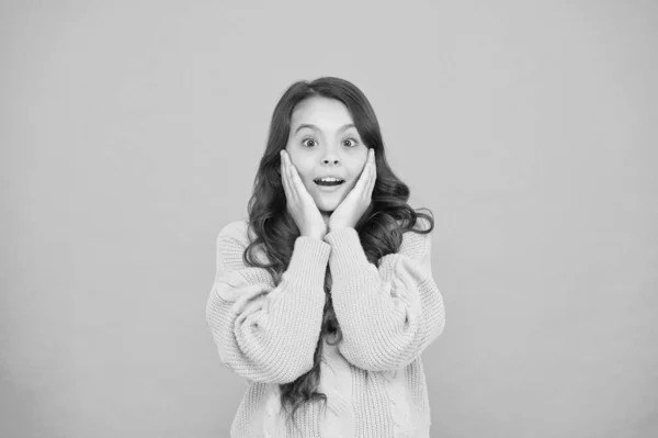 Stijl makkelijk gemaakt. Jeugd en meisjesschap. Gelukkige jeugd. Breien voor kinderen. Klein meisje met lang brunette haar. kind in casual winter mode stijl. Pure schoonheid van het kleine meisje. Wat een verrassing.. — Stockfoto