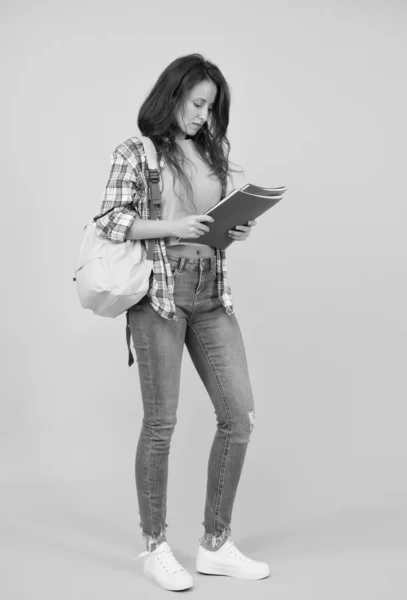 Educación universitaria universitaria. Chica de la escuela con mochila. Estudiante universitaria. Examen final y graduación. Dedicado al estudio. Estudiante con mochila. Campus universitario de la vida moderna. Estilo de vida —  Fotos de Stock