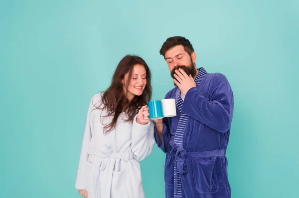 La vida juntos. hombre y mujer desayunan juntos. pareja en el amor beber taza de té. mañana en casa. sintiéndose cómodo en bata. fuente de energía. la mañana comienza con café. los primeros pasos de la vida familiar — Foto de Stock