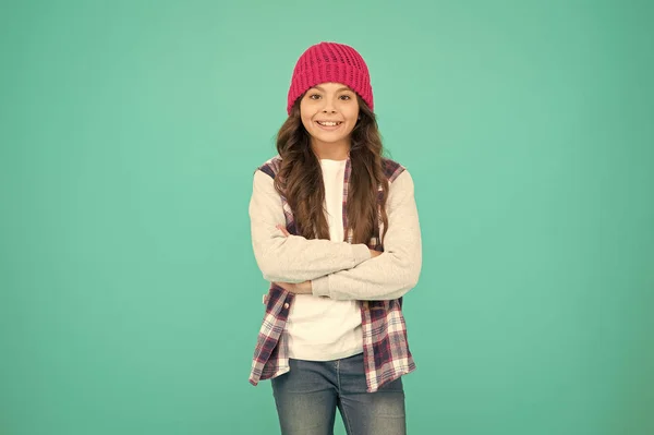 To je super. Dětská móda. Dívka roztomilé dítě nosí pletený klobouk. Holčička v zimním klobouku. Pohodlné a chladné. Dívka dlouhé kudrnaté vlasy nosí klobouk. Musí mít trendy ve stylu ulice. Moderní móda — Stock fotografie
