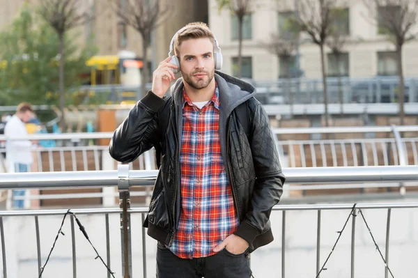 Auto mejorarse. Podcast para jóvenes. Cursos de educación en línea. Escucha música. Los estudiantes usan auriculares. Hombre guapo disfrutar de la música de fondo urbano. Educación a distancia. Estudio remoto. Educación moderna — Foto de Stock