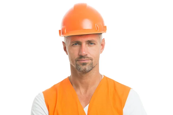 Ένας άντρας με κράνος. φορούν κράνος κατασκευής στο εργοτάξιο. Κατασκευαστές ντυμένοι με προστατευτικό γιλέκο και κράνος. Οικοδόμος απομονωμένος στα λευκά. εξειδικευμένος τεχνικός στο κράνος ασφαλείας. κοινωνική εργασία — Φωτογραφία Αρχείου