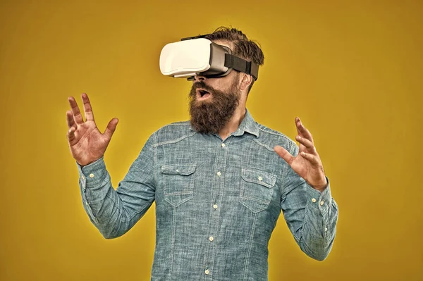 A realidade virtual está realmente aqui. Homem barbudo usar fone de ouvido realidade virtual. Hipster explorar realidade virtual fundo amarelo. Tecnologia de realidade virtual e futuro. Comunicação VR. Treinamento de vídeo — Fotografia de Stock