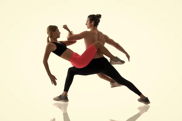 Améliorer la flexibilité grâce à la formation des pilotes. Deux athlètes s'entraînent ensemble isolés sur du blanc. Entraînement sportif. Activité d'entraînement physique et sport. Fitness — Photo