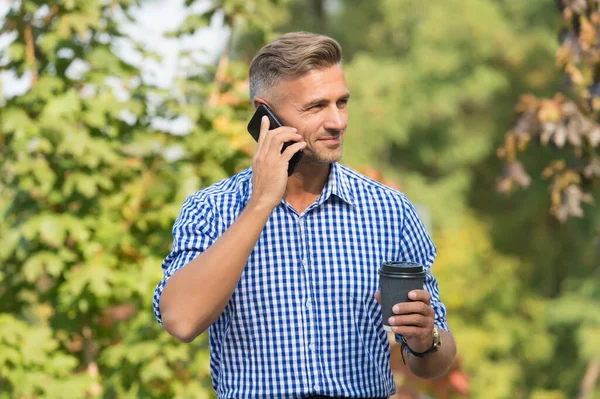 Manter contacto. Bonito homem falar no smartphone. Conversa telefónica durante a pausa para café. Comunicação móvel. Comunicações celulares. Rede de comunicação. Tecnologia de comunicação. Vida moderna — Fotografia de Stock