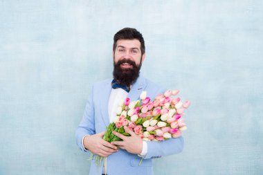 Banka soymadan kutlama fikirleri. Bahar havası. Aşk randevusu. Hediye buketi. Çiçek buketli sakallı hippi. Kadınlar günü için çiçek buketi. Laleli sakallı adam. Çiçekçi.