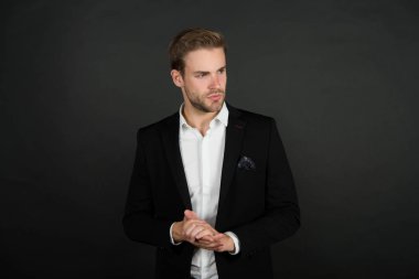 Amaçlı bir kariyerci. İş adamları. Ciddi motivasyona sahip bir girişimci. İş adamı resmi takımı. Yakışıklı bir CEO 'ymuş. Başarılı ve karizmatik bir avukat. Liderlik ve iş kavramı. İş koçu