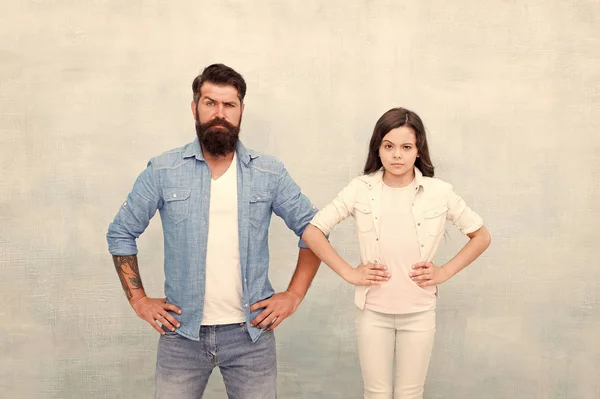 Je veux être comme mon père. Être héros pour sa fille. Forte humeur et confiance. Petit enfant et père hipster sur fond blanc. Nous sommes une équipe. Le père barbu et la petite fille tiennent les mains sur les hanches — Photo