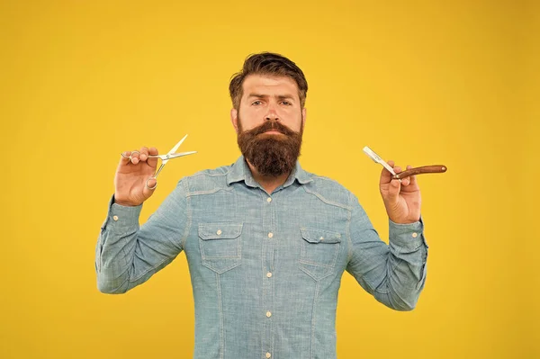 Baard en snor. Hipster met lange baard en snor haar gele achtergrond. Een man met baard en gereedschap. Baard vormen en stylen in de kapperszaak — Stockfoto