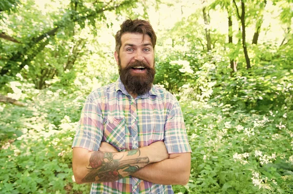 Simple et confortable. Homme barbu dans un style décontracté confortable sur un paysage naturel. Hipster se sent à l'aise pendant les voyages de vacances. Profiter de la saison estivale confortable et gratuit — Photo