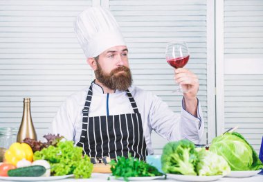 Mükemmel kalitede. Organik yemek diyet. Mutfak mutfak. Vitamini. Sağlıklı yemekler pişirmek. Olgun hippi sakallı. ciddi sakallı adam. Şef tarifi. Vejetaryen taze sebze salatası