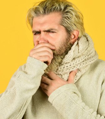 Hastalığın semptomlarından daha fazlası. Hippi ateşi. Soğuk algınlığı konsepti. Bağışıklık sistemini düzenle. Vücut ısısı. Bağışıklığın ateşi ve termal düzenlemesi. Sakallı adam hasta. Boyun çevresindeki sıcak eşarp