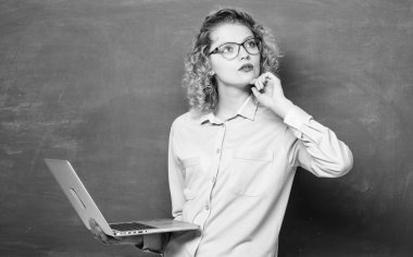 Stem öğrencisi. Bilişim ve programlama. Online kurs öğretmek. Online okul. Online eğitim. Öğretmen defteri tebeşir tahtası arka plan. Kadın internette sörf yapıyor. Dijital teknoloji. Modern meslek