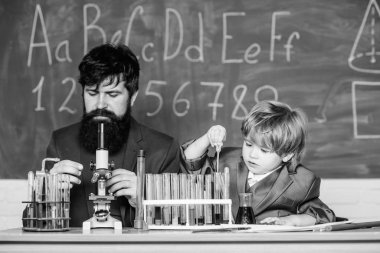 aynaları pencerelere dönüştürün. kara tahta ile eğitim odası. Test tüpleri ile bilim adamı elinde Flask. Bilge -lik. Okula geri dön. öğretmen adam ile küçük çocuk. okulda oğlu ve babası