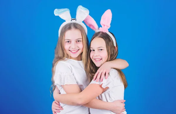 Mutlu paskalyalar. Tatil Tavşan kızlar uzun tavşan kulaklı sarıl. Çocuk Paskalya bunny kostüm. Oynak kızlar kız Paskalya kutlamak. Bahar tatili. Mutlu çocukluk. Dostluk kavramı. Paskalya vibes — Stok fotoğraf