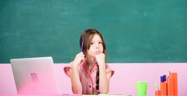 小学。4G网志的互联网。带着手提电脑的小女孩。聪明的女学生在教室里。回学校去网上教育。从事项目工作。网上的童年学习。知识日 — 图库照片