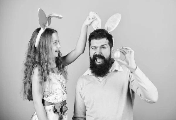 Tatil bunny uzun kulaklar. Aile geleneği kavramı. Aile baba ve kızı tavşan kulakları giymek. Baba ve çocuk Paskalya kutlamak. Bahar tatili. Paskalya günü. Çocuklar için Paskalya aktivitelere. Mutlu Paskalya — Stok fotoğraf