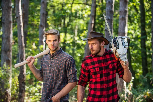 Sobrevivir en la naturaleza salvaje. humano y la naturaleza. hombres caminando en madera. cazadores furtivos en el bosque. deforestación. guardabosques o caza furtiva. El hombre forestal usa sierra y hacha. buscar leña para la fogata de picnic. Ven conmigo. —  Fotos de Stock