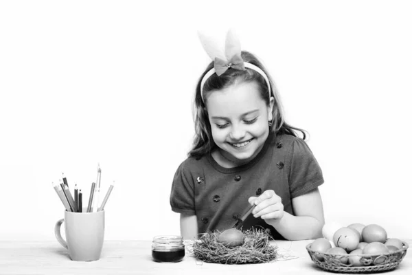 Liten glad liten flicka med påskägg isolerad på vit — Stockfoto
