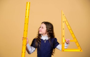 Matematik dersi. Eğitim ve bilgi. Küçük kız okula geri döndü. Büyük hükümdarları olan öğrenci kız. Okul öğrencisi geometri öğreniyor. BTMM okul disiplini. Eğitim konsepti. modern eğitim