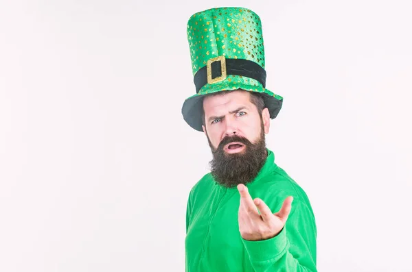 Kan ni föreställa er detta. Skäggig man firar Sankt patricks dag. Glad saint patricks dag. Irländska mannen med skägg bär grönt. Hipster i leprechaun hatt och kostym, kopia utrymme — Stockfoto