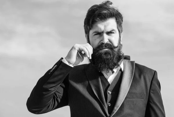 Hipster sério. Homem carismático. Hister caucasiano brutal com bigode. Sucesso futuro. Moda formal masculina. Empresário contra o céu. Hipster maduro com barba. Homem barbudo. Cuidados faciais — Fotografia de Stock