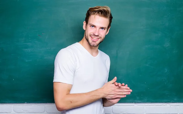 Joyeuse journée des professeurs. Maître de la simplification. Professeur devant un tableau noir. Enseigner pourrait être plus amusant. Avantages pour les enseignants primaires masculins sont abondants. Enseignant conférencier intéressant conférencier — Photo