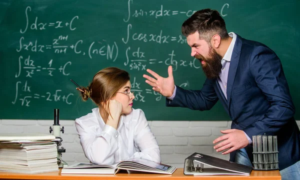 Gritando y agitando las manos. Profesor o estudiante enojado. Brutal hipster decir palabras enojadas a la mujer bonita. Extremadamente enfadado. Estar enojado y furioso. Ira. Hombre barbudo de mal genio — Foto de Stock