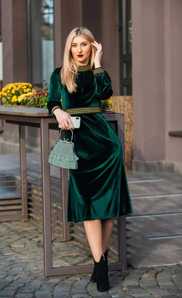 Girl carry handbag. Glamorous clutch accessory. Fashion blog. Elegant woman in green velour dress. Velvet fashion trend. Silk velvet. Glamour velvet textile. Sexy woman outdoors. modern life — Stock Photo, Image