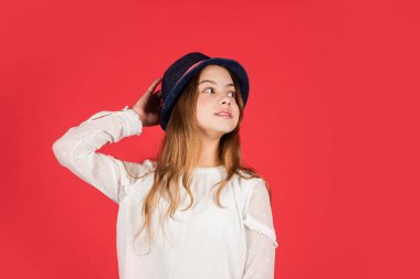 Eski moda görünüş. Yaz aksesuar koleksiyonu. Küçük çocuk uzun saçlı. Güzellik ve tarz. Kişisel tarzını takip ediyor. Retro kız kırmızı arka plan. Retro şapkalı küçük sevimli çocuk.